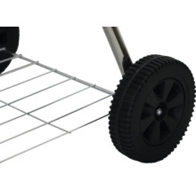 Detailansicht von Rad und Ablagerost eines Grillwagens
