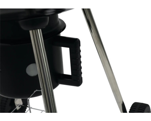 Detailansicht eines Kugelgrills mit Griff und Stahlbeinen