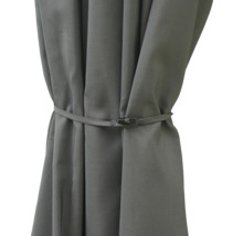 Grauer Vorhang mit Band zur Befestigung