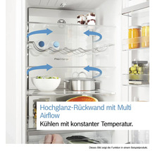 Innenraum eines Kühlschranks mit Glasablagen und Lebensmitteln