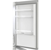 Offener Kühlschrank mit Glasablagen und Bosch Logo