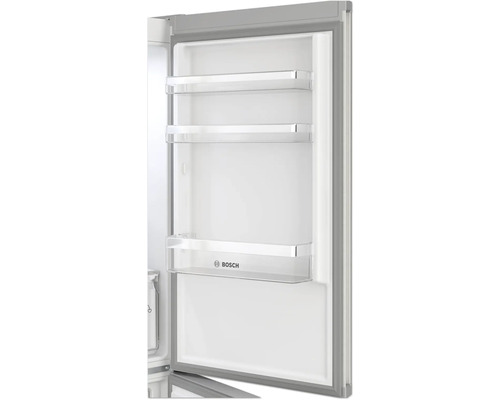 Offener Kühlschrank mit Glasablagen und Bosch Logo