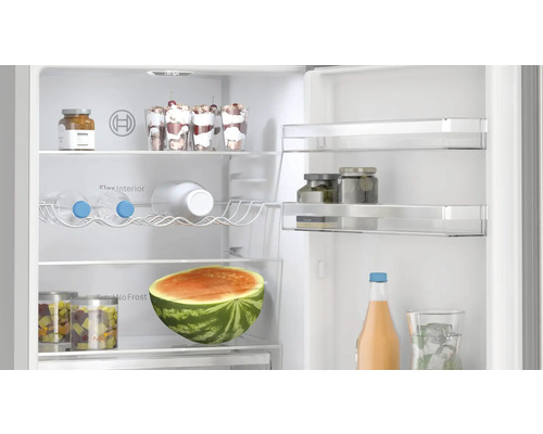 Innenansicht eines Kühlschranks mit Lebensmitteln wie Wassermelone, Getränken und Desserts