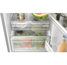 Innenraum eines Kühlschranks mit Gemüsefächern