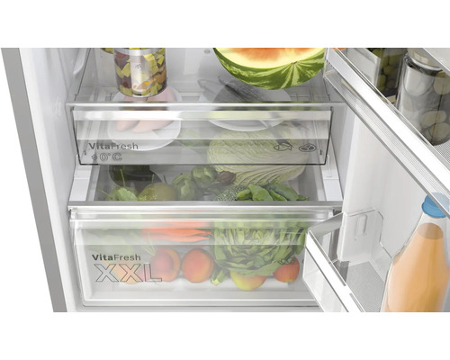 Innenraum eines Kühlschranks mit Gemüsefächern