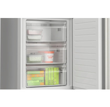 Gefrierschrank mit transparenten Schubladen gefüllt mit gefrorenen Lebensmitteln