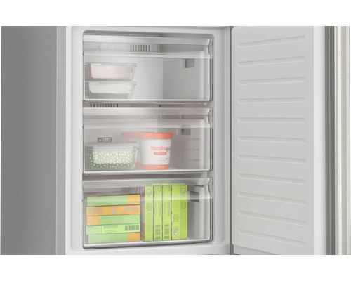 Gefrierschrank mit transparenten Schubladen gefüllt mit gefrorenen Lebensmitteln