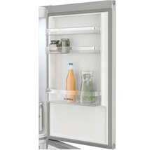 Innenraum eines Kühlschranks mit Glasregalen und Lebensmitteln