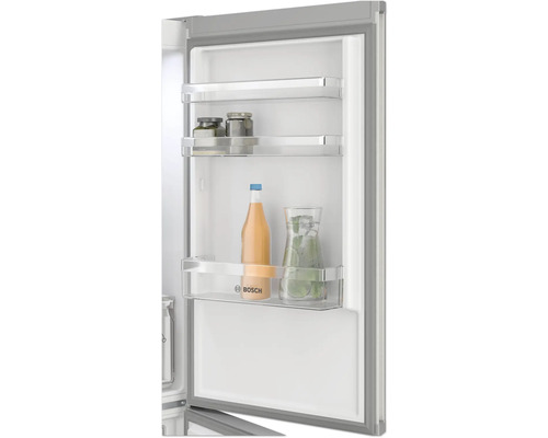 Innenraum eines Kühlschranks mit Glasregalen und Lebensmitteln