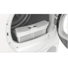 Detailaufnahme eines Wäschetrockners mit geöffneter Tür und herausgezogenem Flusensieb