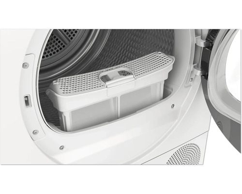 Detailaufnahme eines Wäschetrockners mit geöffneter Tür und herausgezogenem Flusensieb