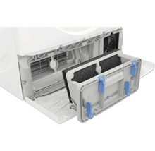 Detailansicht eines Wärmepumpentrockners mit herausgezogenem Flusenfilter.