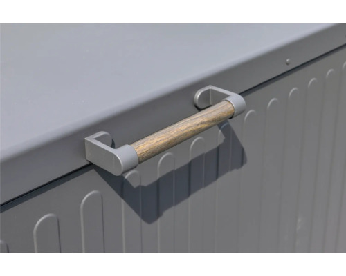 Detailansicht einer grauen Aufbewahrungsbox mit Holzgriff