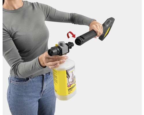 Eine Person befestigt einen Schaumsprüher an einer Kärcher Hochdruckreinigerpistole mit Universalreiniger.