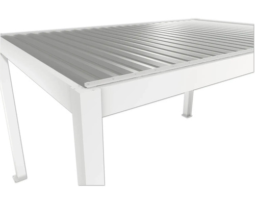 Detailansicht eines weißen Terrassendachs mit Wellblech