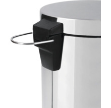 Detailansicht eines Treteimers mit Pedal und Metalleffekt