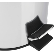 Detailaufnahme eines Treteimers mit Fußpedal