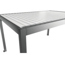 Detailansicht einer Aluminium Terrassenüberdachung mit Lamellen