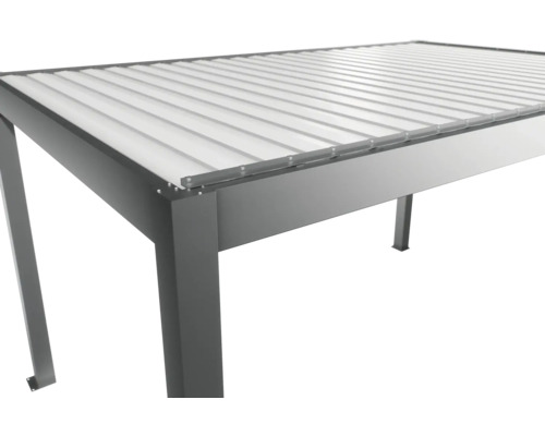 Detailansicht einer Aluminium Terrassenüberdachung mit Lamellen