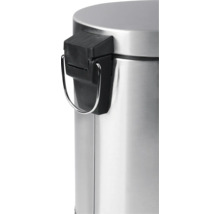 Detailansicht eines silberfarbenen Treteimers mit schwarzem Verschluss