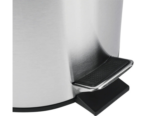 Detailansicht eines Edelstahl-Tretabfallbehälters mit Fußpedal