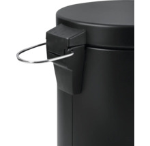 Detailaufnahme eines Treteimer Abfalleimers mit Metallelement