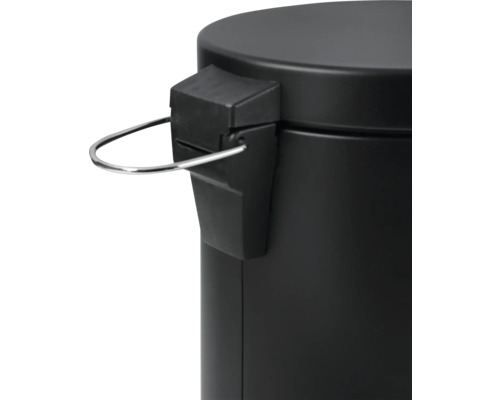 Detailaufnahme eines Treteimer Abfalleimers mit Metallelement