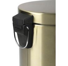 Detailansicht eines Tretabfalleimers aus Metall mit schwarzem Pedalmechanismus