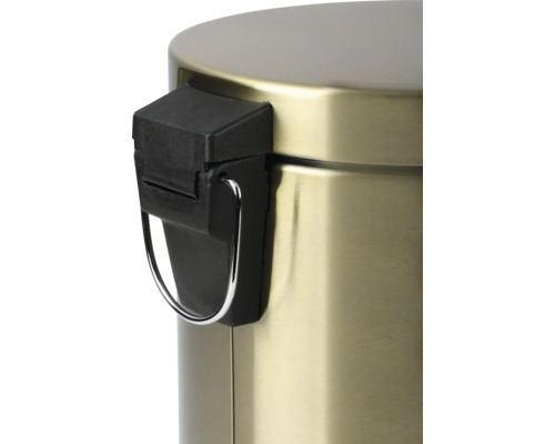 Detailansicht eines Tretabfalleimers aus Metall mit schwarzem Pedalmechanismus