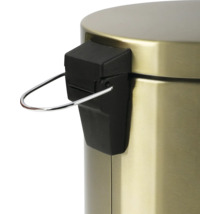 Detailansicht eines Tretabfalleimers mit Pedalmechanismus