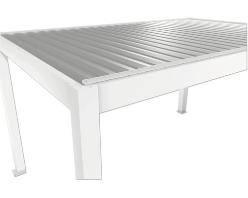 Detailansicht einer Terrassenüberdachung mit Metalldach