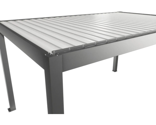 Detailansicht einer grauen Terrassenüberdachung mit Lamellendach