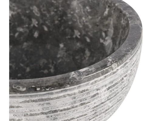 Nahaufnahme einer grauen Pflanzschale aus Stein mit gerillter Oberfläche.