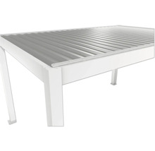 Detailansicht eines weißen Pavillons mit Metalldach