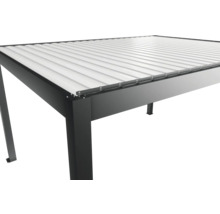 Detailansicht einer schwarzen Terrassenüberdachung mit Lamellendach