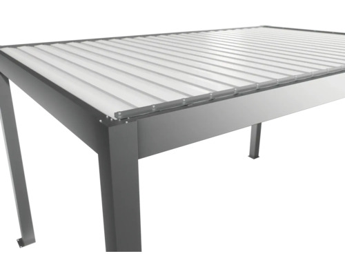 Detailansicht einer Terrassenüberdachung mit Lamellen