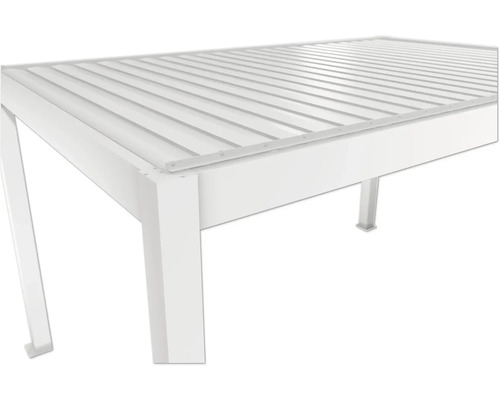 Detailansicht einer weißen Terrassenüberdachung mit Lamellen