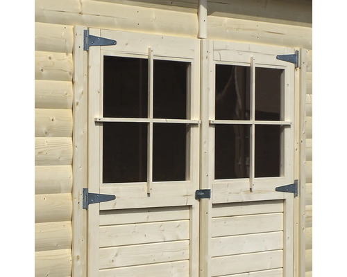 Nahaufnahme eines Holzgartenhauses mit Doppeltür und Fenster