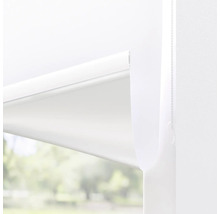 Weißes Rollo am Fenster mit Kettenzug