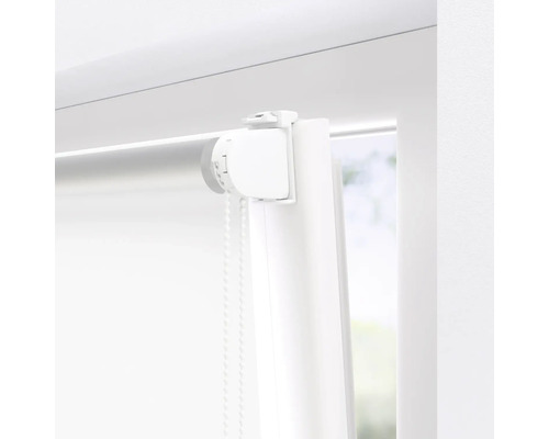 Detailaufnahme eines weißen Rollos am Fenster