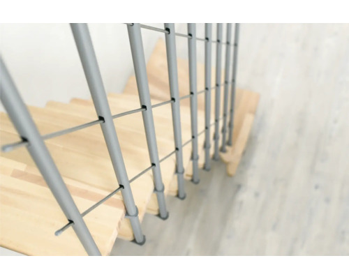 Detailansicht einer Holztreppe mit Metallgeländer