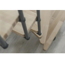 Detailansicht einer Holztreppe mit Metallgeländer