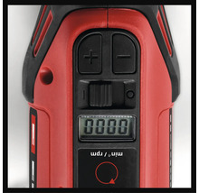 Nahaufnahme der Steuerungseinheit eines Werkzeugs mit digitalen Anzeigen und Einstellknöpfen