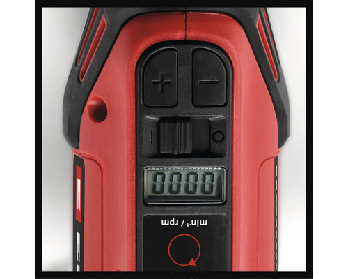 Nahaufnahme der Steuerungseinheit eines Werkzeugs mit digitalen Anzeigen und Einstellknöpfen