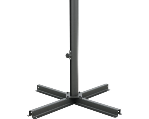 Schirmständer aus Metall mit vierbeiniger Basis