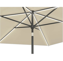 Detailansicht eines Gartenschirms mit Beleuchtung