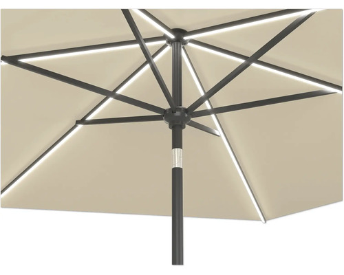 Detailansicht eines Gartenschirms mit Beleuchtung