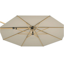 Detailansicht von unten eines Gartenschirms mit Holzgestell und Stoffbespannung