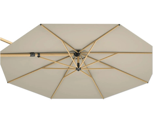 Detailansicht von unten eines Gartenschirms mit Holzgestell und Stoffbespannung