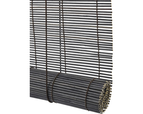 Gerollter Bambusrollo zur Fensterdekoration und zum Sonnenschutz